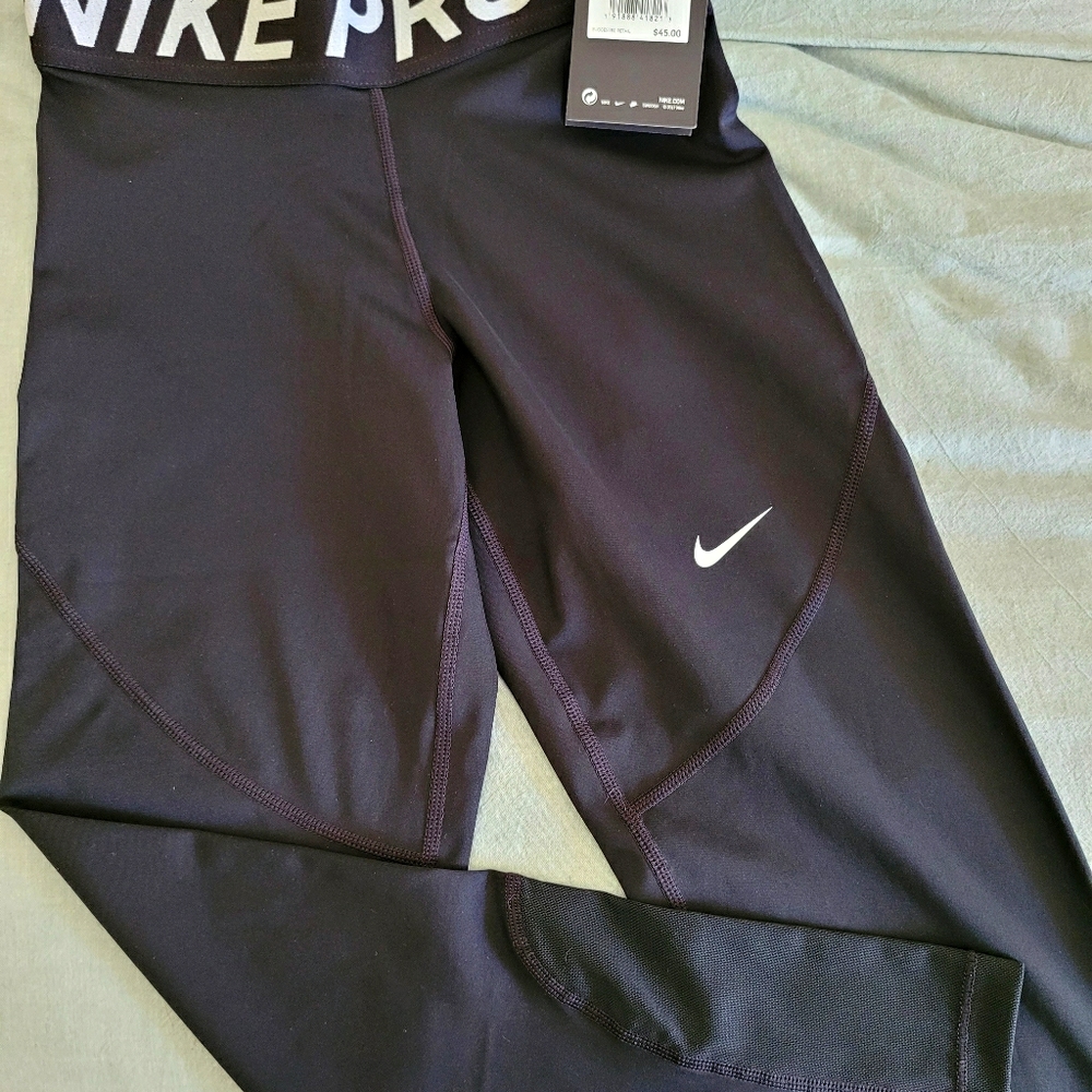 NIKE Pro tight fit capris